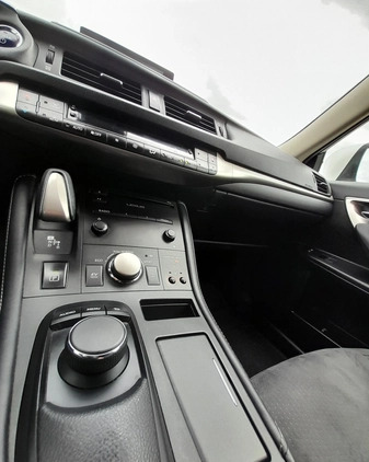 Lexus CT cena 74900 przebieg: 185000, rok produkcji 2020 z Mikołajki małe 211